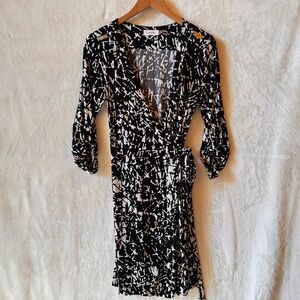 CALVIN KLEIN Wrap Dress in Black White Pattern with silver tone accents size 6
